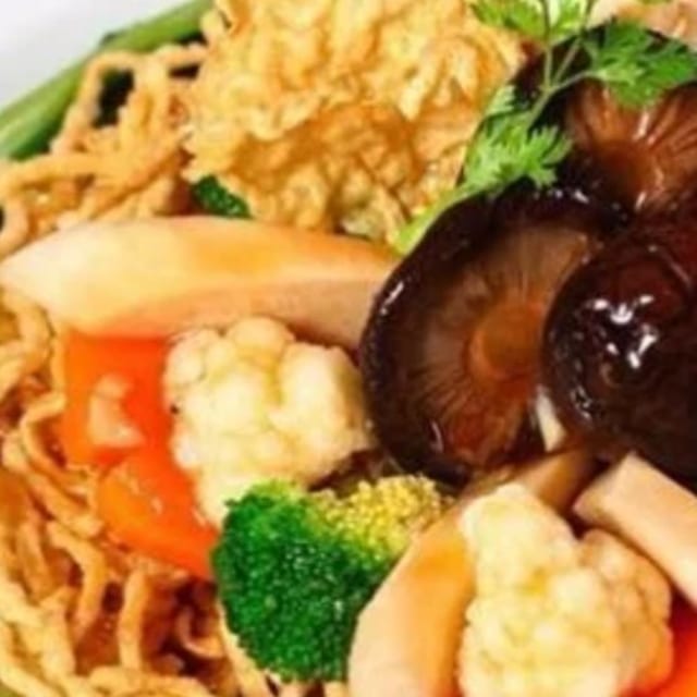 Stir Fried Crispy Egg Noodle with Gravy - Mi Xao Gion Thap Cam.
